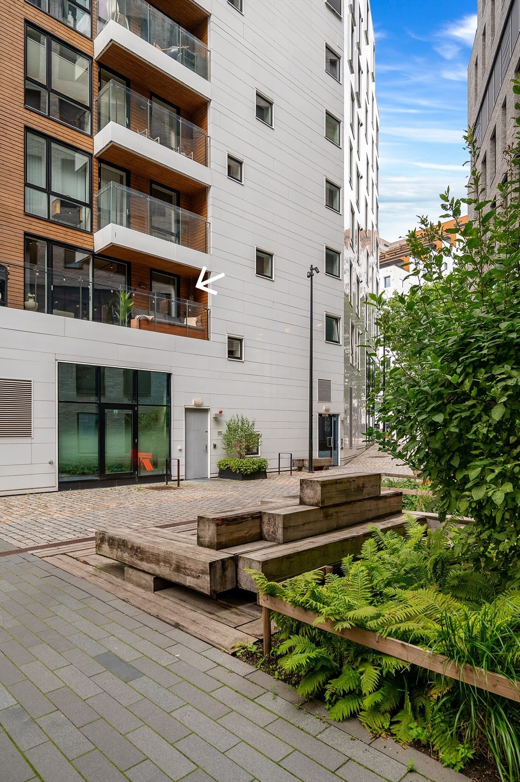 Leiligheten har en fin beliggenhet i byggets 2. etasje, vendt mot hyggelig fellesområde Galleribilde