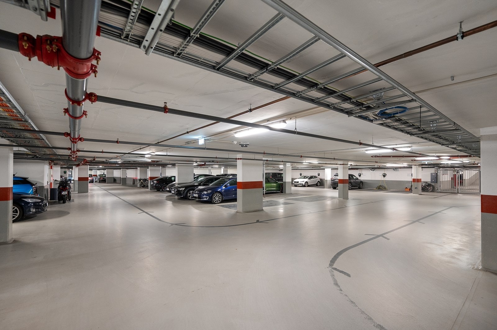 Det medfølger ikke garasjeplass, men det er garasjeanlegg i kjeller med mulighet for lading av elbil til døgn- og timepris Galleribilde