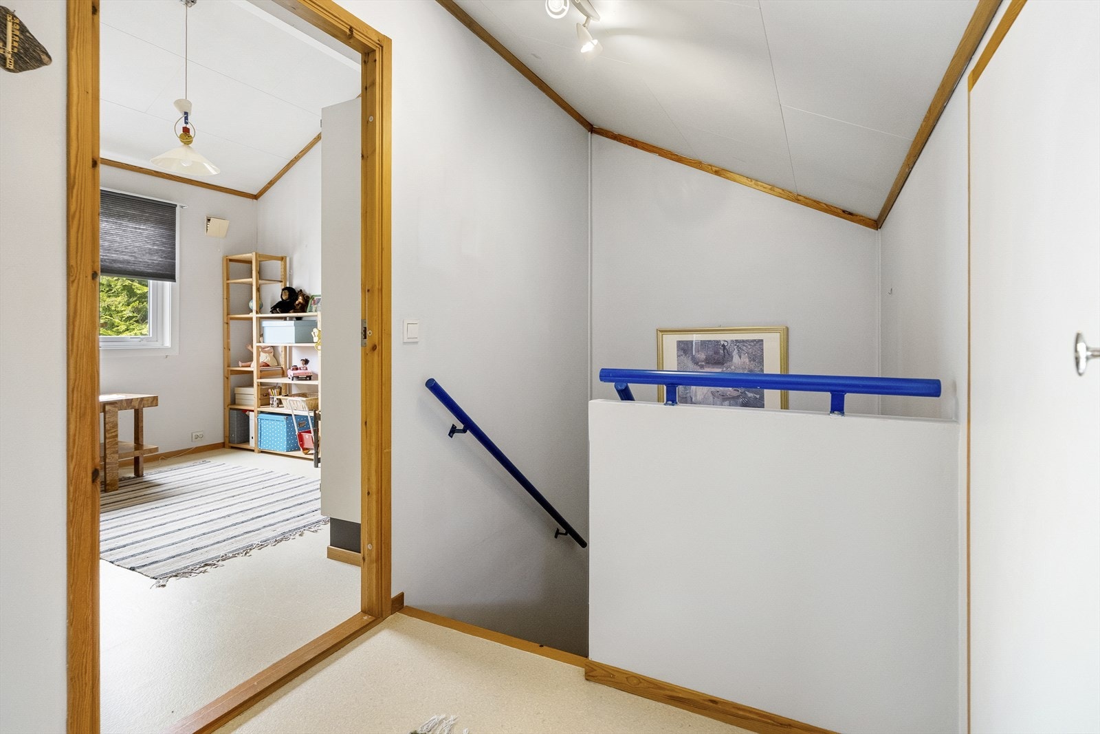 - Vel oppe i 2. etasje har man en liten gang med adkomst til kott, stue og et soverom - Galleribilde