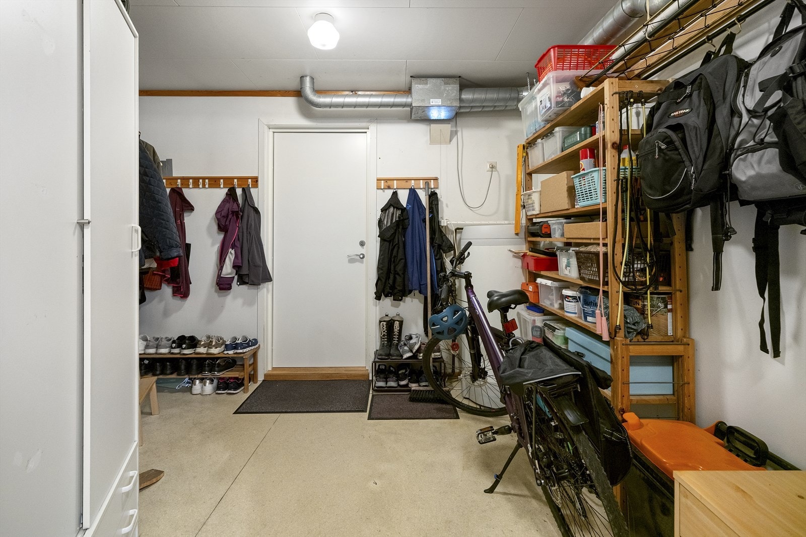 - Boden har bi-inngang og er av meget god størrelse, med plass til alt en måtte tenke seg - Galleribilde