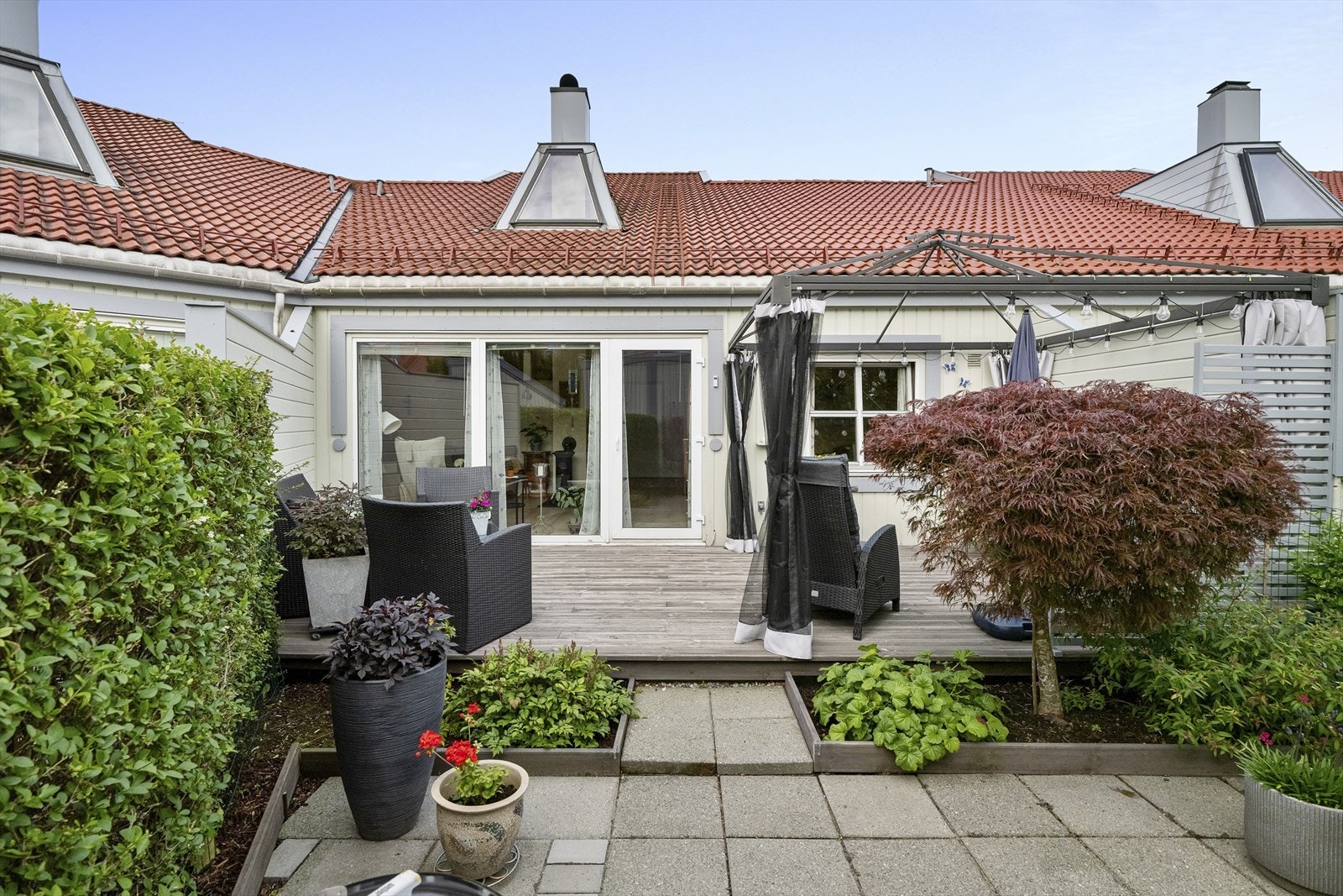 - Gode muligheter for å lage plen og dyrke både planter og urter - Galleribilde