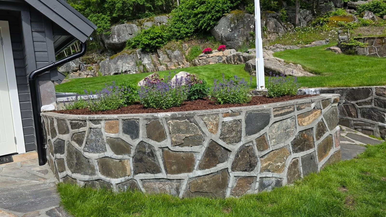 Selgers eget bilde av blomstenebeddene på eiendommen. Galleribilde