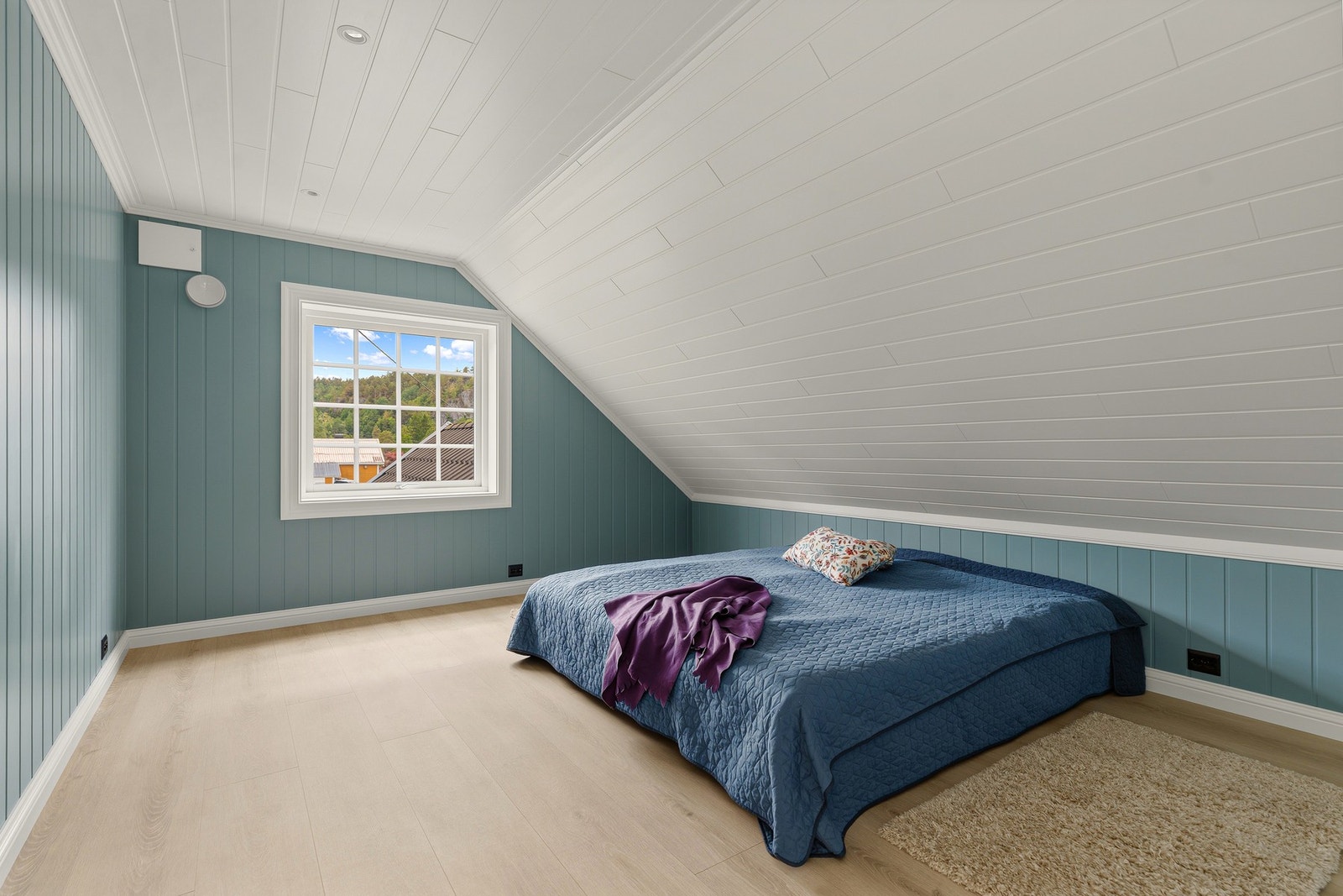 Romslig hovedsoverom med god plass til dobbeltseng, nattbord og garderobe. Galleribilde