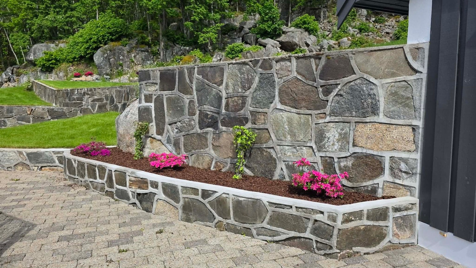 Selgers eget bilde av blomstenebeddene på eiendommen. Galleribilde