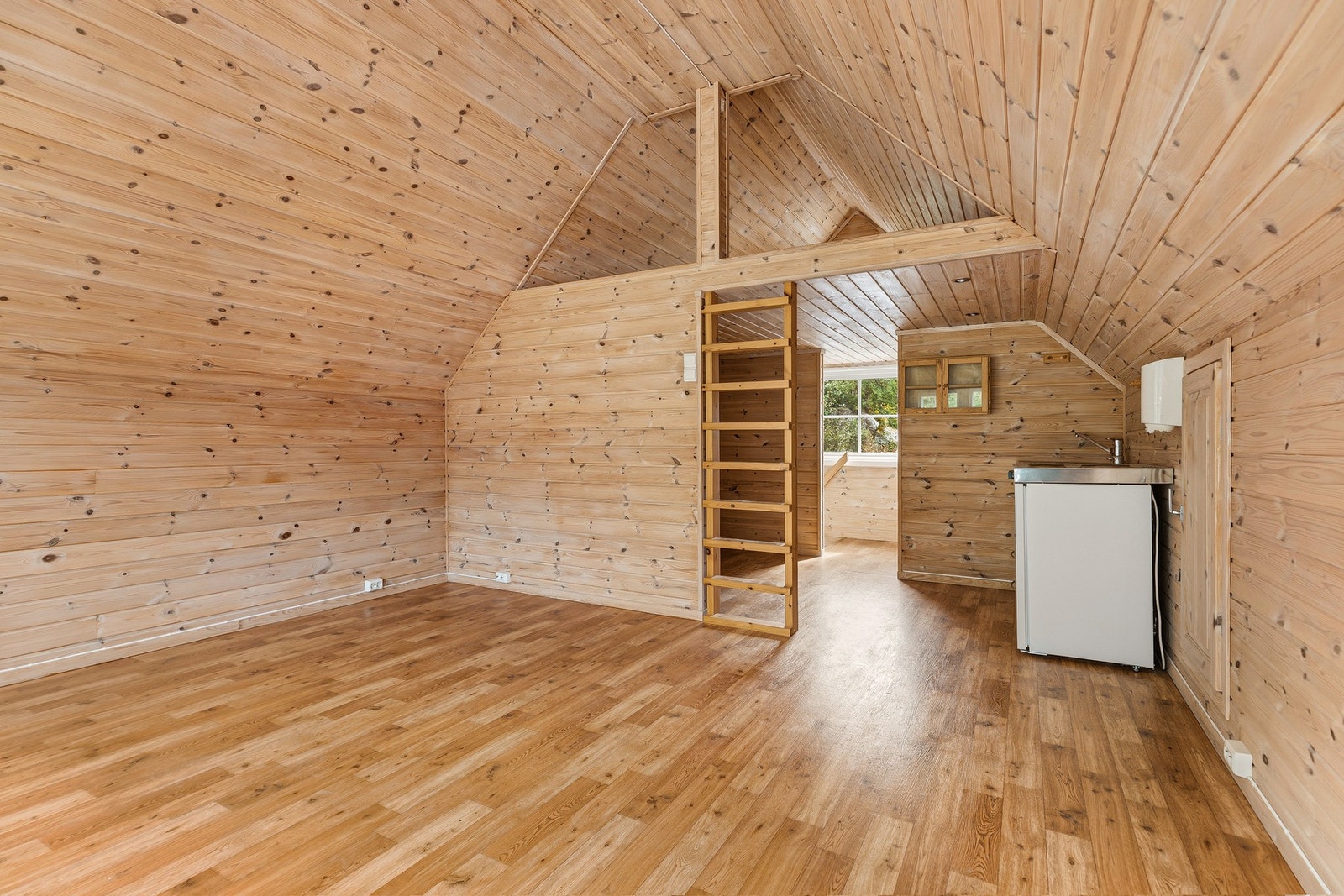 Over den doble garasjen er det innredet del med hybelkjøkken og baderom. Galleribilde