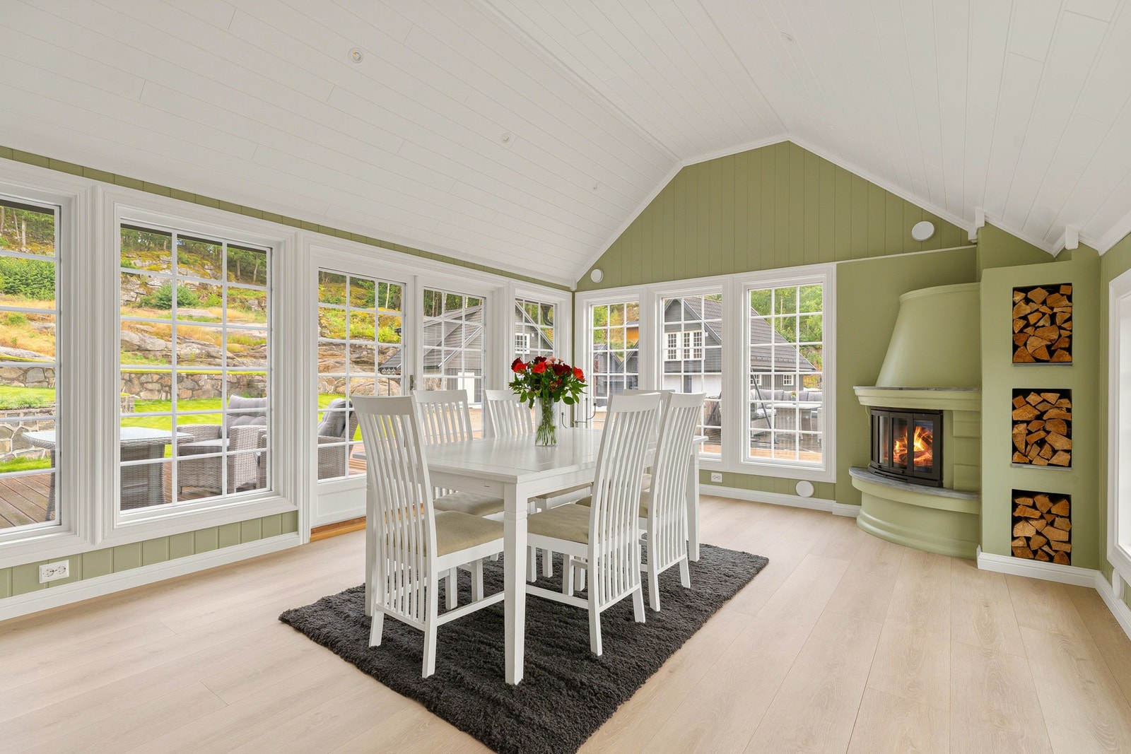 Spisestuen har ekstra god takhøyde og en koselig peisovn som gir masse hygge. Galleribilde