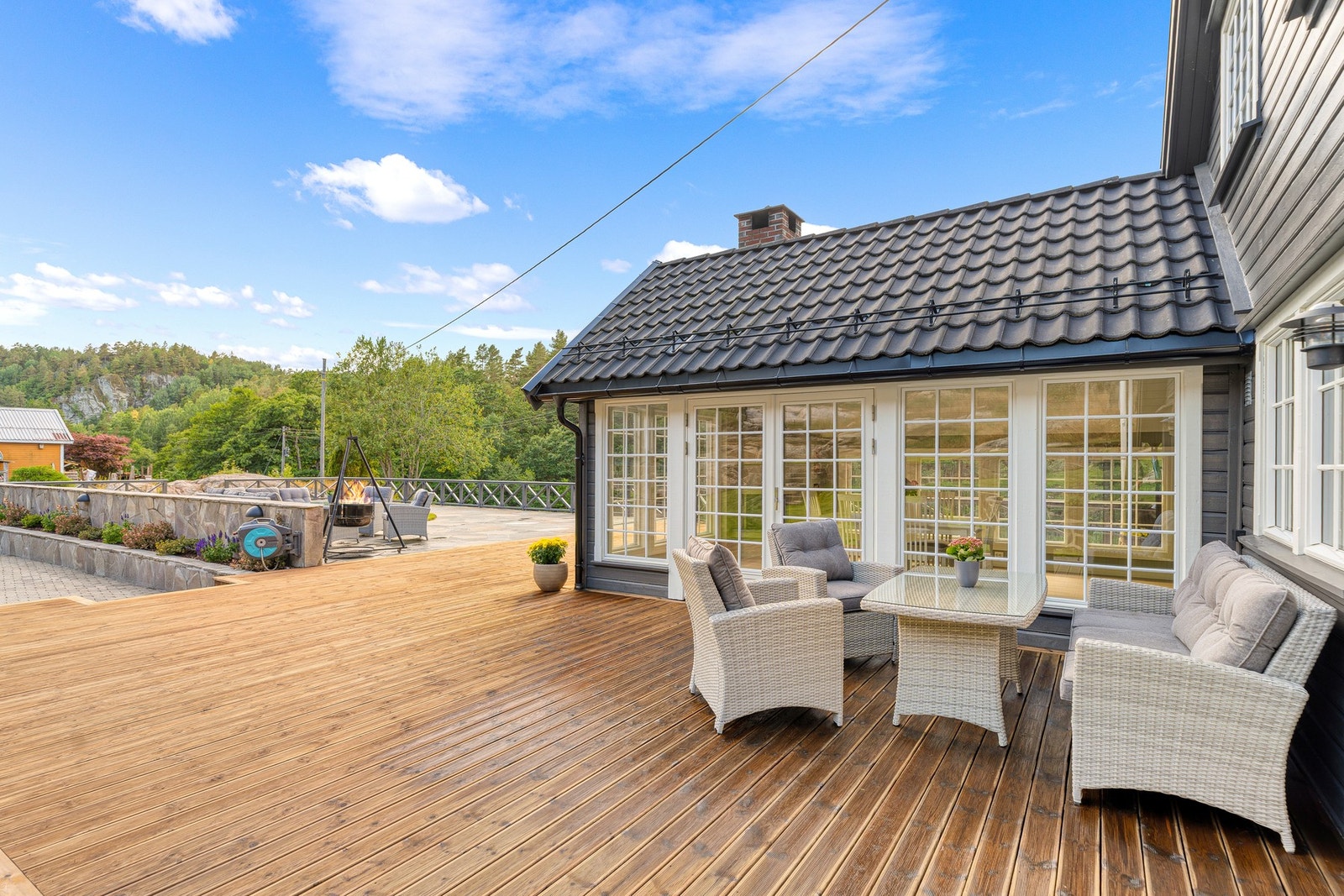 Treplatting med plass til sittegruppe. Galleribilde