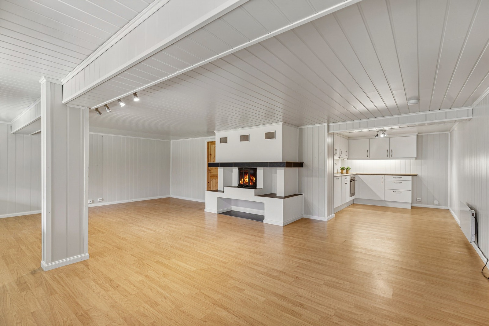 Underetajen er innredet med baderom, vaskerom, stue, kjøkken og bod. Galleribilde