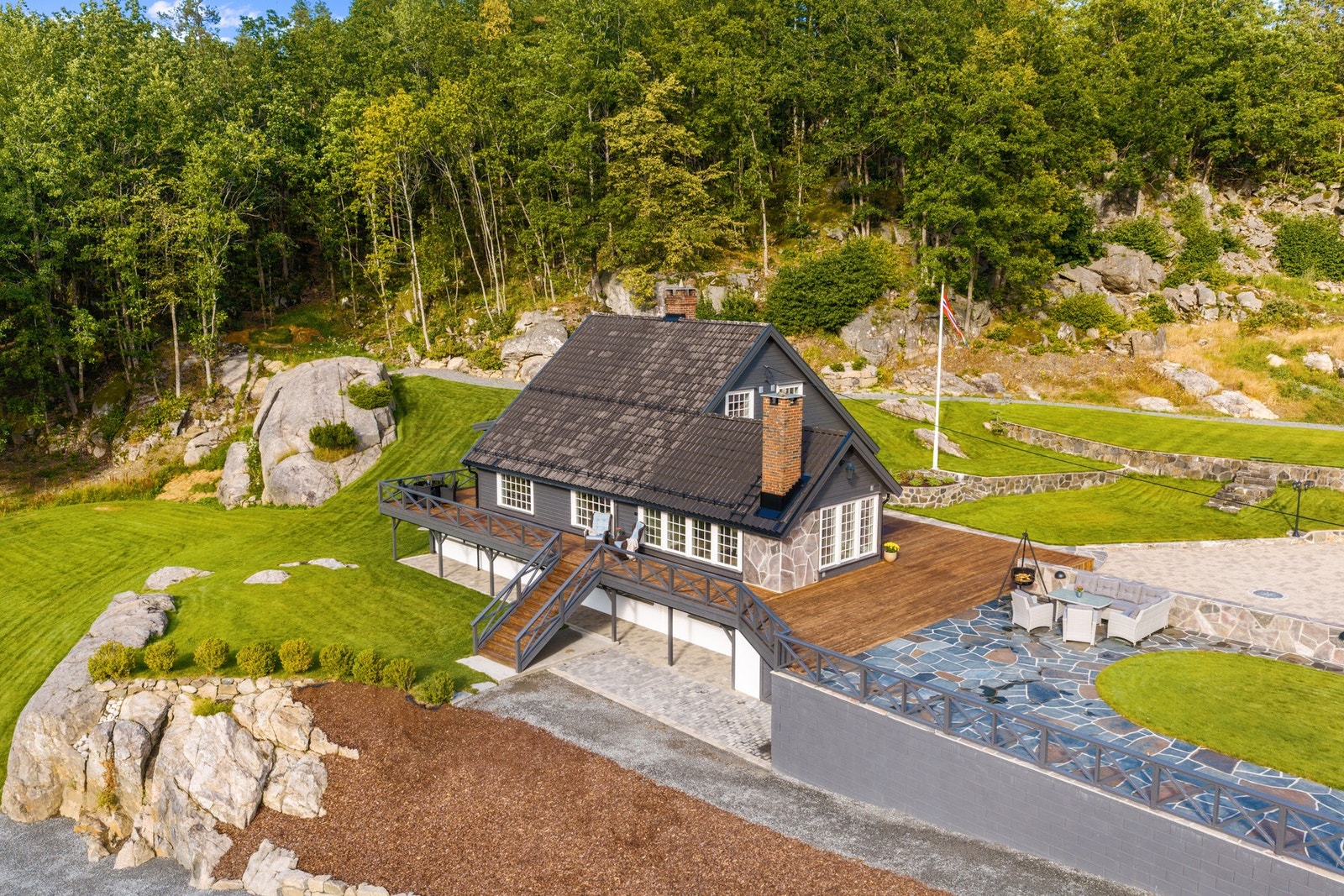 Fra skiferterrassen er det god plass til utemøblering og sosiale sammenkomster, og det er også mulighet for etablering av basseng. Galleribilde