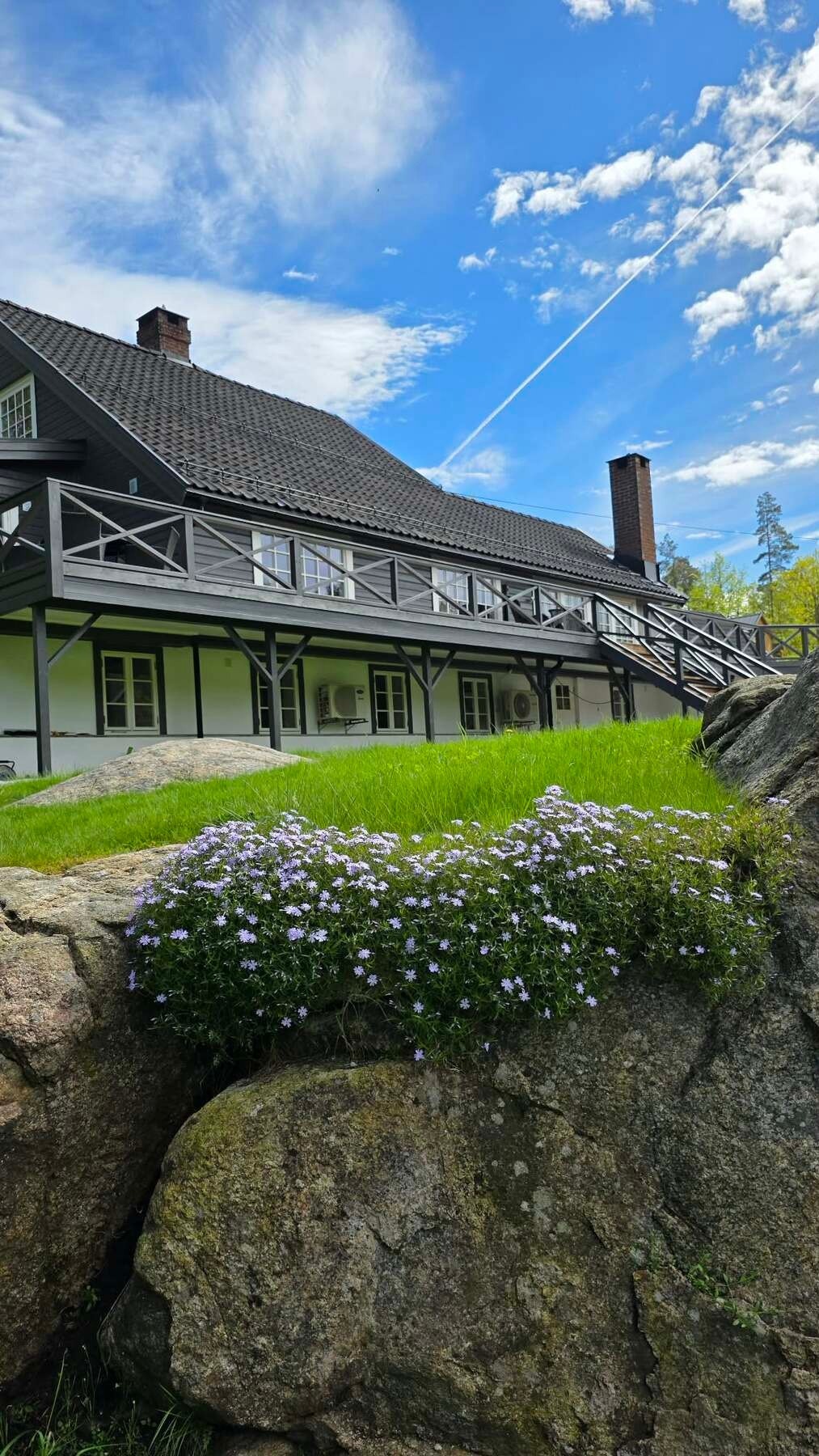 Selgers eget bilde av blomstenebeddene på eiendommen. Galleribilde