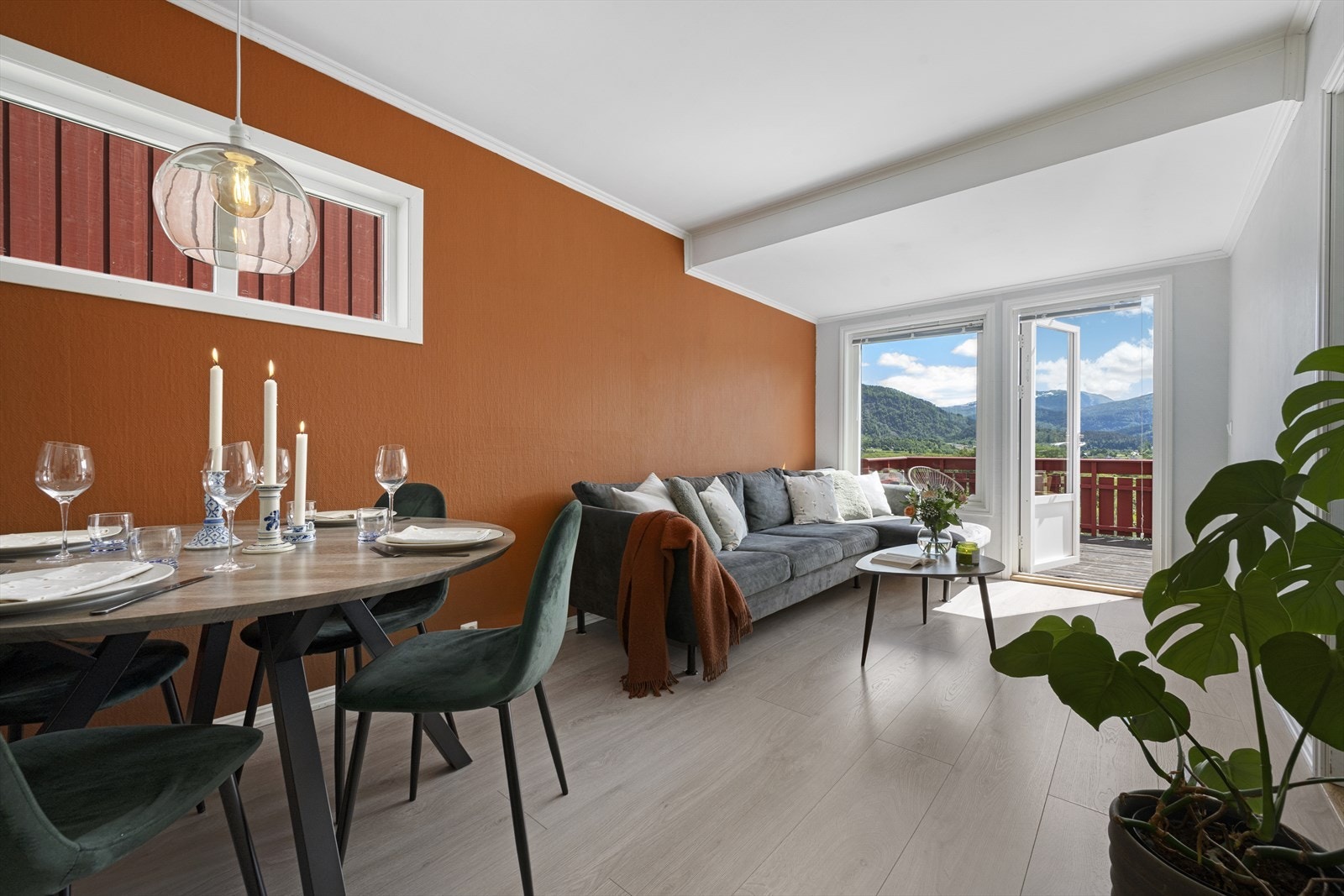 Pen 2-roms leilighet med sentral beliggenhet midt mellom sentrum og sykehuset. Galleribilde