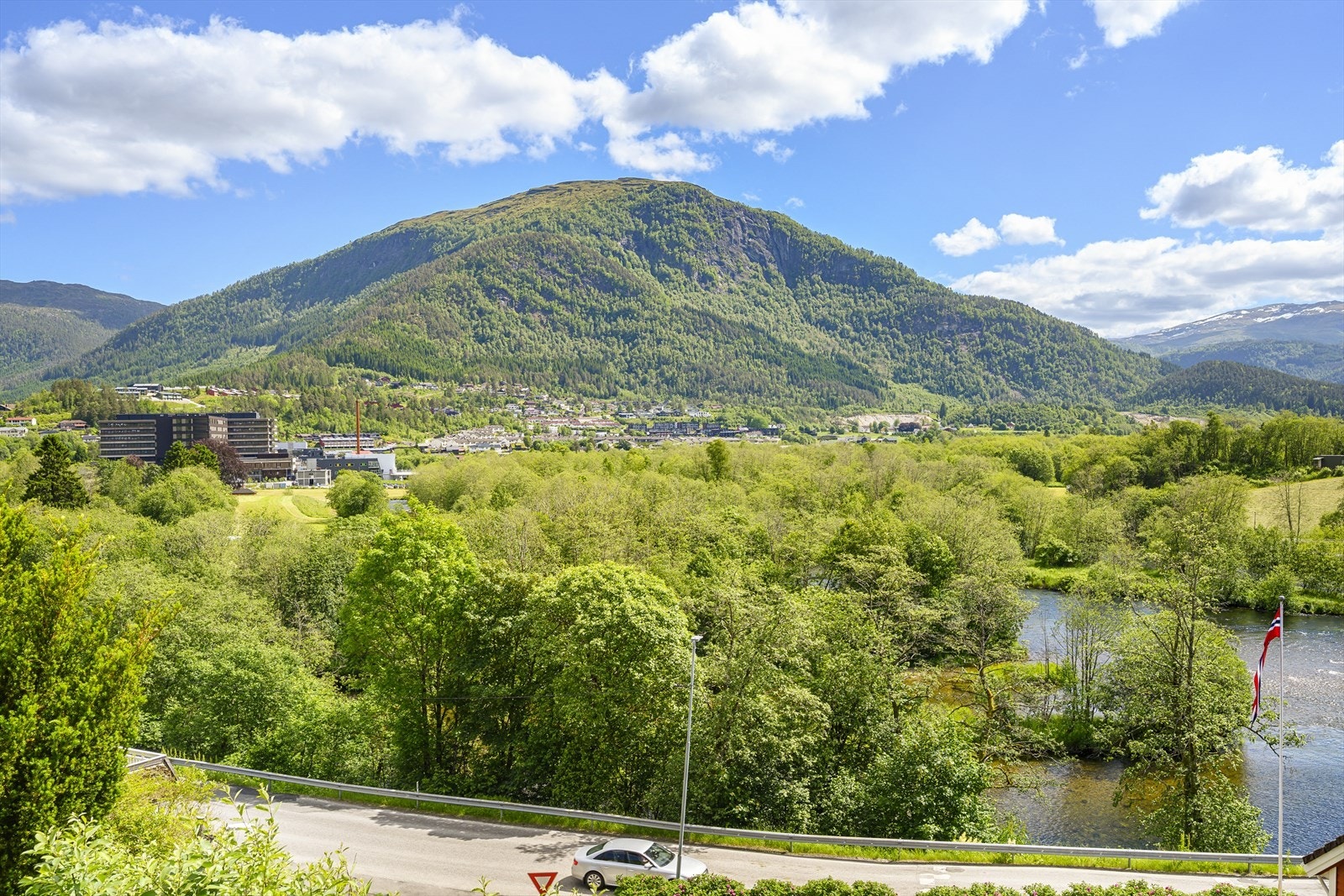 Fra terrasen er det utsikt mot Førde Sentralsjukehus og Viefjellet Galleribilde