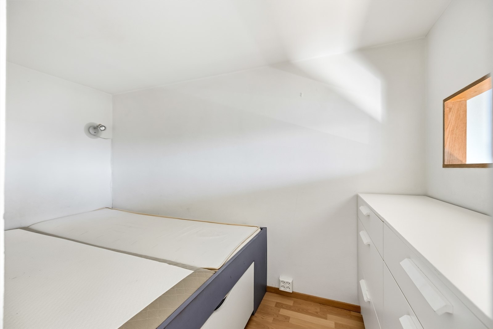 Plass til både seng og oppbevaring. Galleribilde