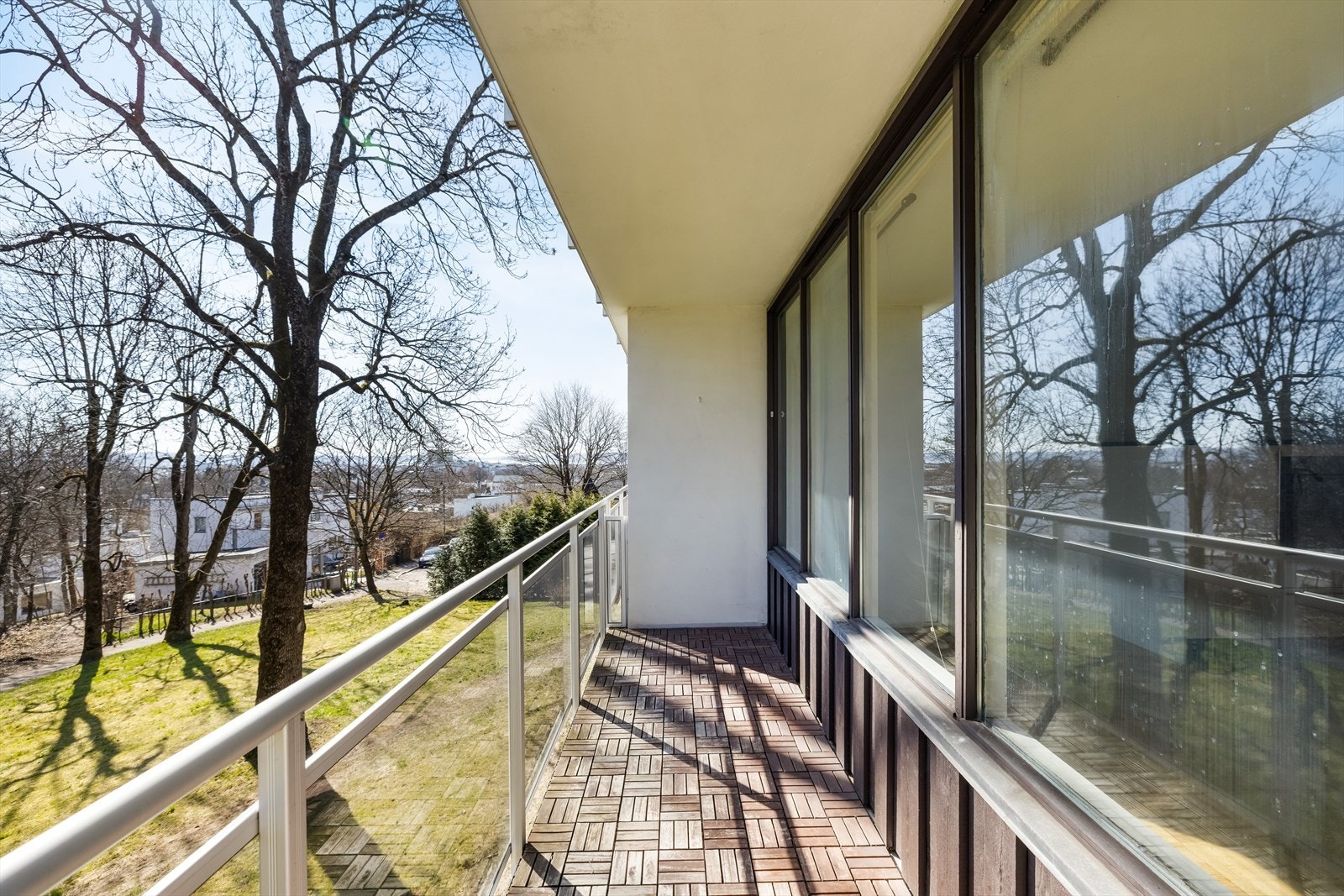 Fra stuen er det utgang til sydøstvendt balkong på 6 m² med gode solforhold. Galleribilde