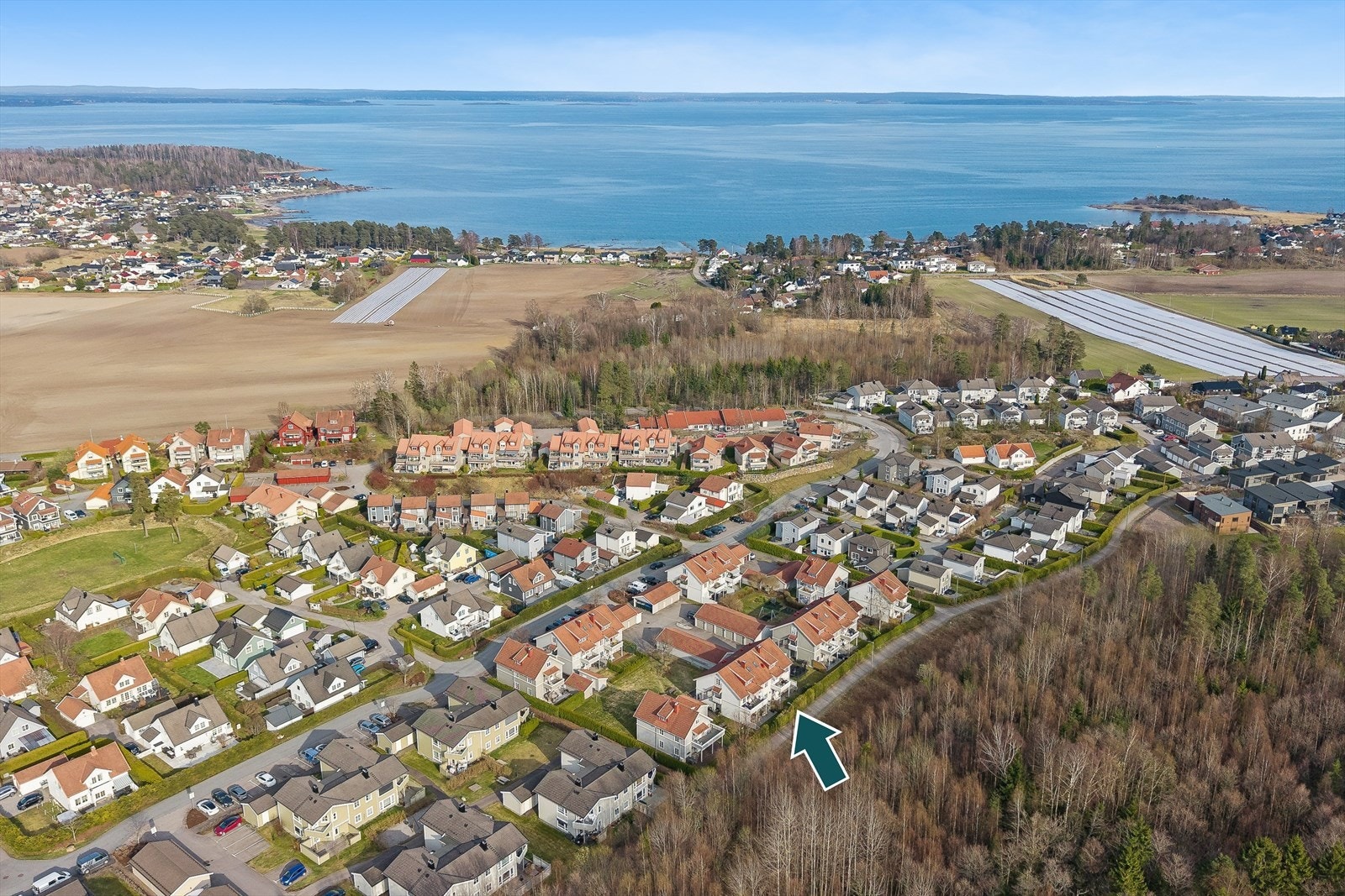 I nærområdet finner du både lekeplasser, barnehager, skoler, dagligvarehandel og flotte turområder, samt strandliv. Galleribilde