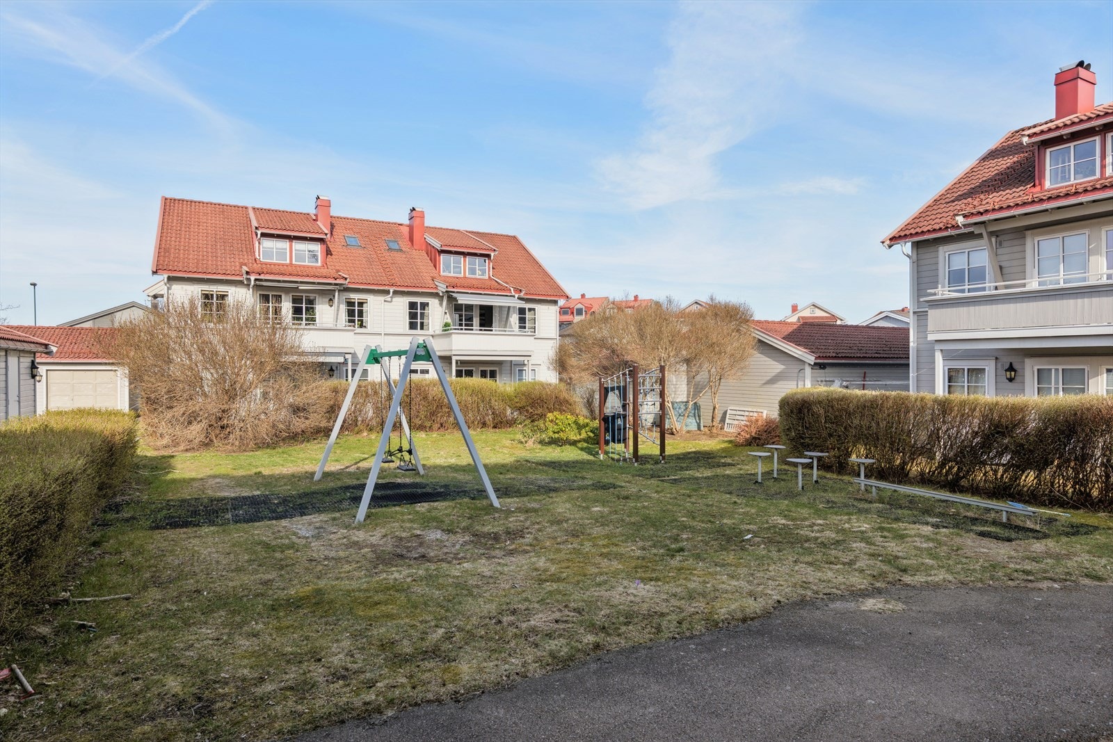 Borettslaget har en velutstyrt og oversiktlig lekeplass med flere lekeapparater. Galleribilde