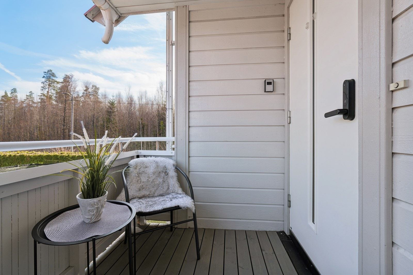 Inngangspartiet kan innredes med et lite cafésett og gir en lun og hyggelig velkomst til boligen. Galleribilde