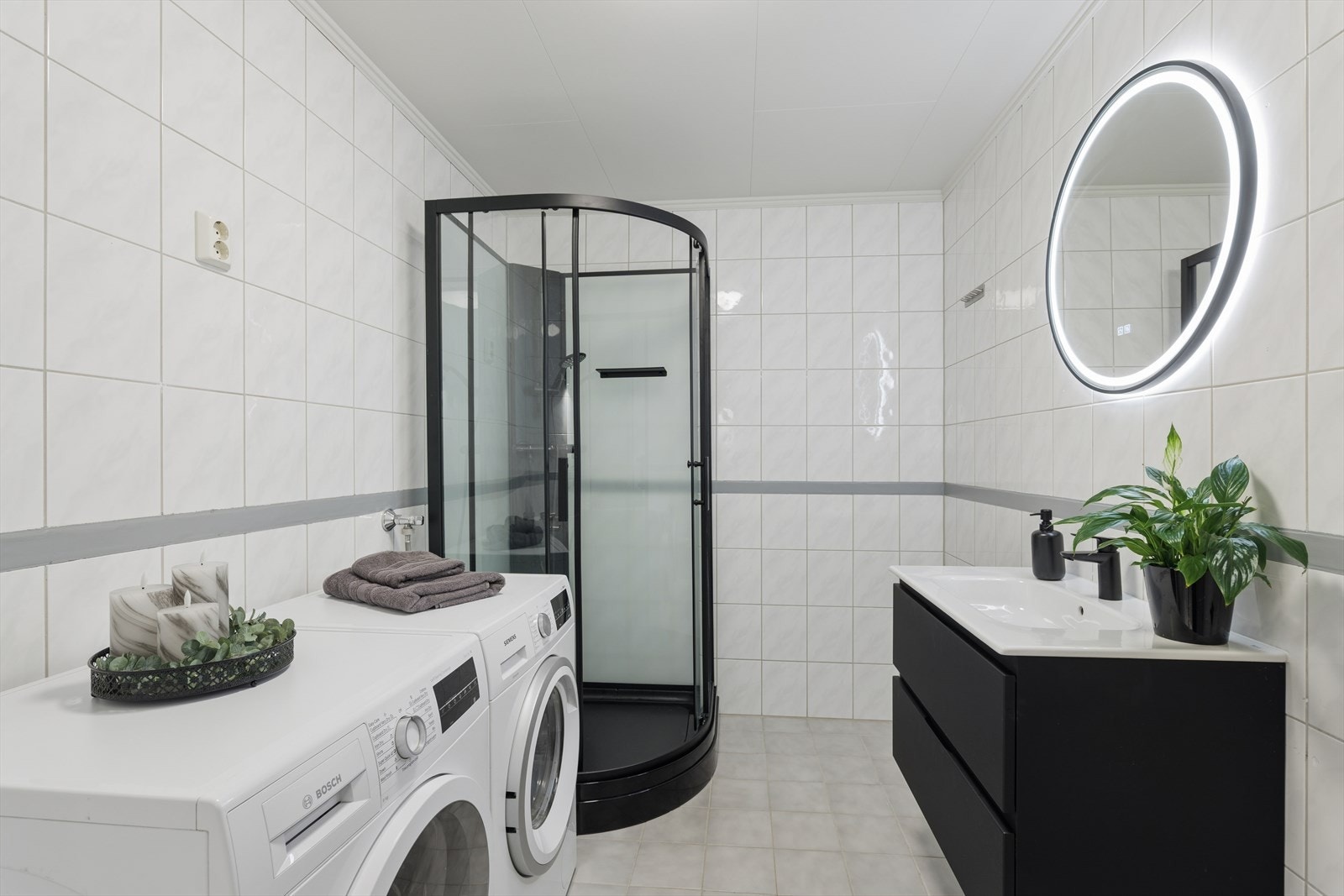 Badet fremstår lyst og funksjonelt, med flislagt gulv og elektriske varmekabler som gir god komfort i hverdagen. Galleribilde