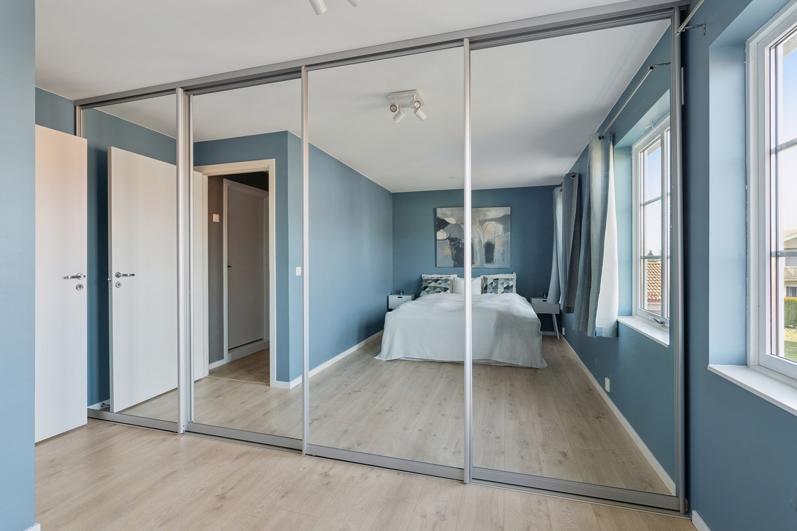 En romslig skyvedørsgarderobe gir rikelig med oppbevaringsplass. Galleribilde