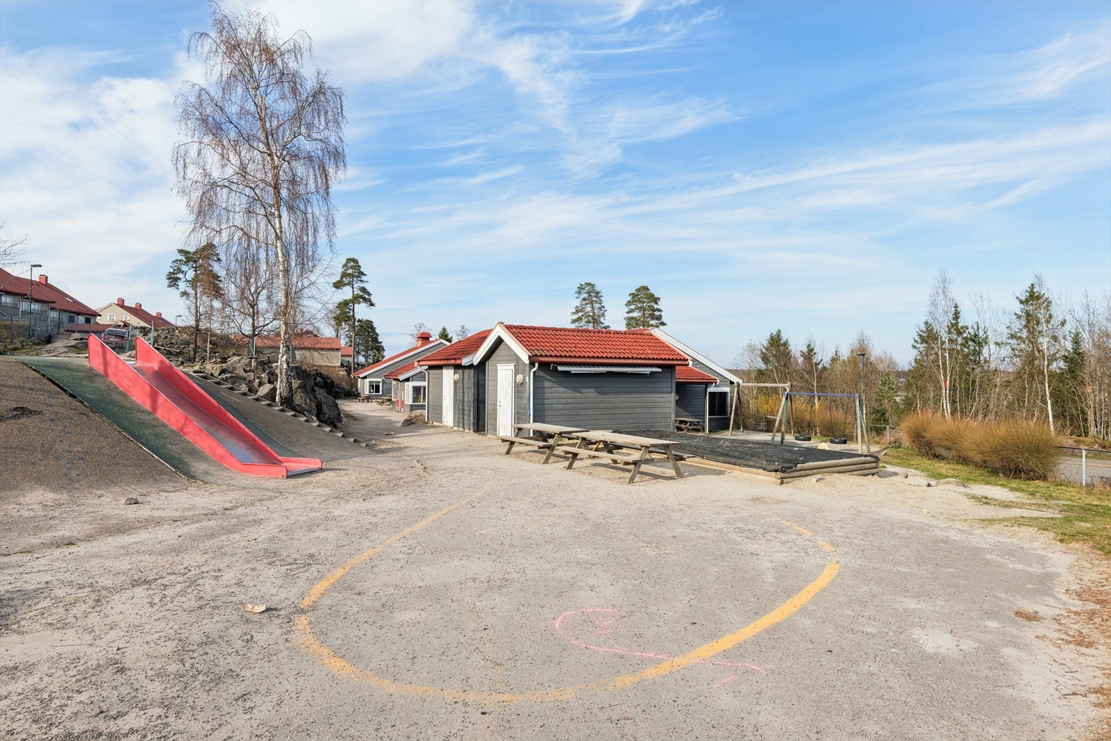 I nærområdet er det flere lekeområder for barn som legger rette til sosial lek og et aktivt nærmiljø. Galleribilde