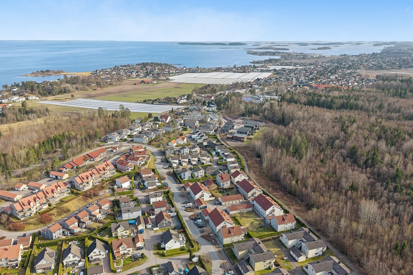 Både Ringshaug og Skallevold ligger i nærhet og byr på populære badestrender, kyststier og rekreasjonsmuligheter. Galleribilde