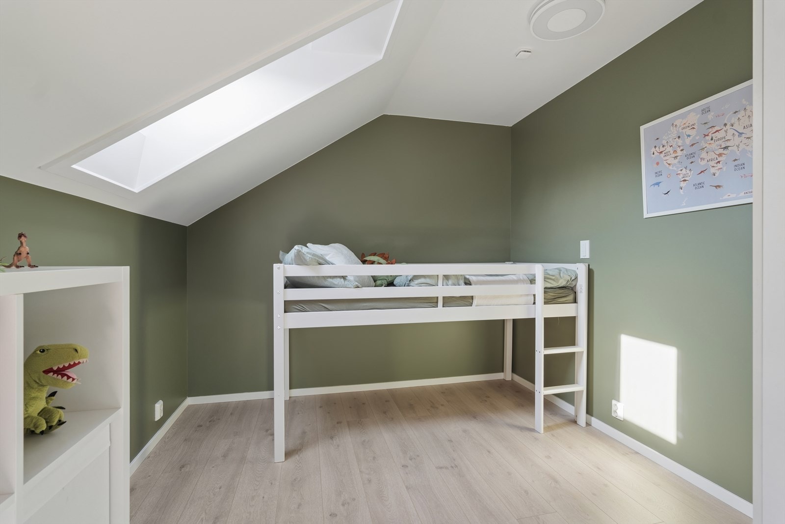 Begge soverommene har installert nye VELUX takvinduer i 2021 som gir godt med dagslys. Galleribilde