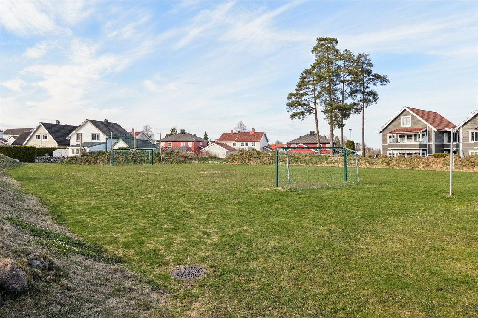 Fotballbane i nærområdet, som gir barn og unge rikelig med plass til lek, ballspill og uorganisert aktivitet. Galleribilde
