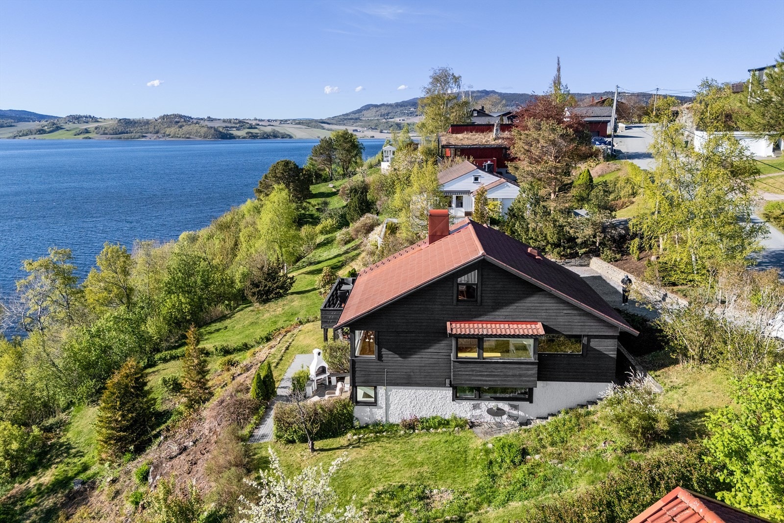 Huset ligger godt plassert på tomta Galleribilde