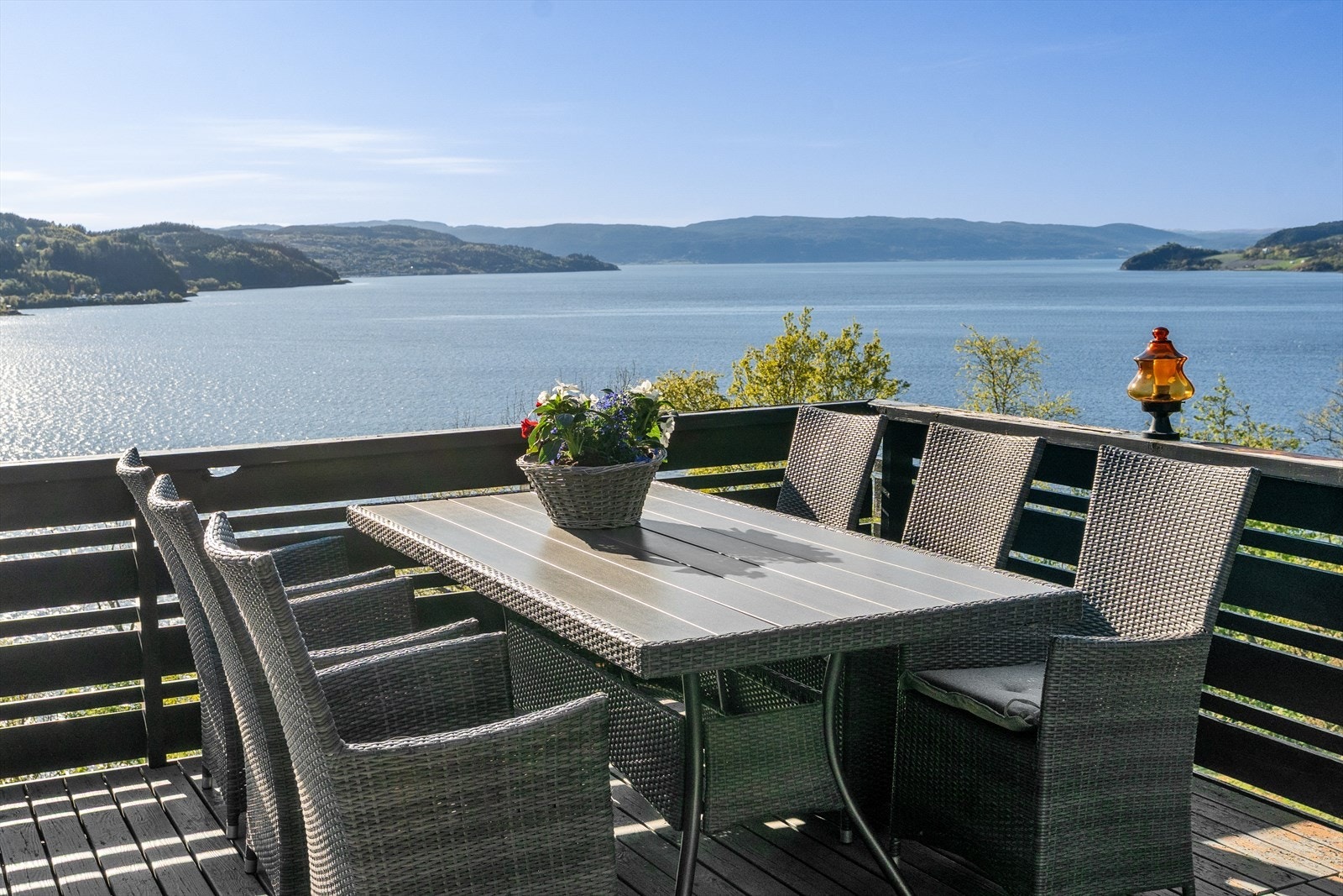 Det er vidstrakt og fantastisk fjordutsikt Galleribilde