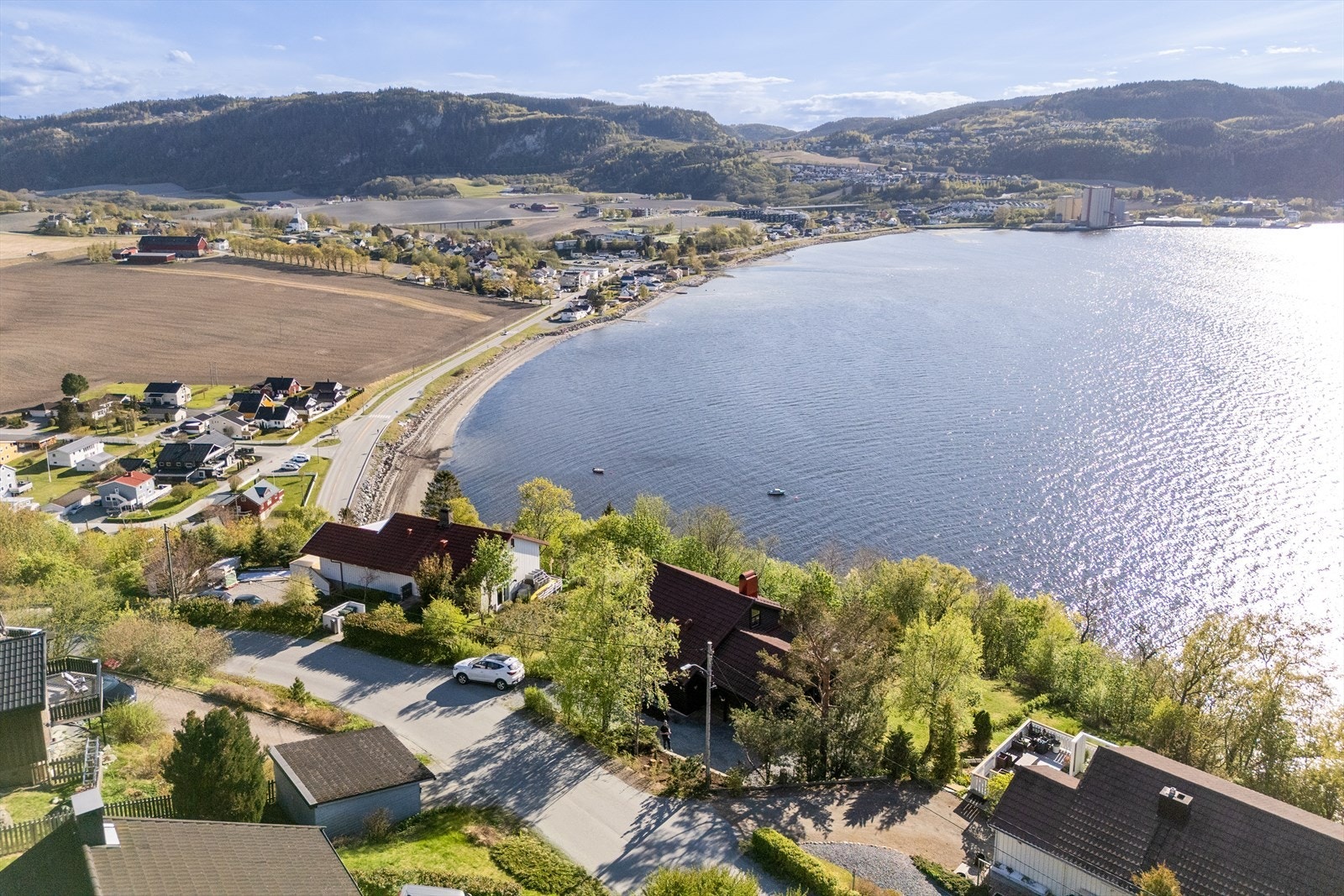 Nabolaget er rolig, med lite trafikk forbi eiendommen. Galleribilde