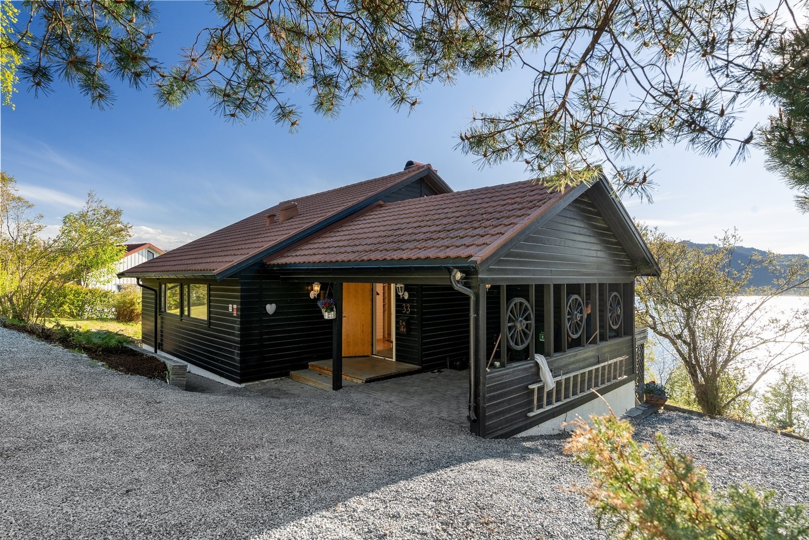 Parkering i carport og på tomten Galleribilde