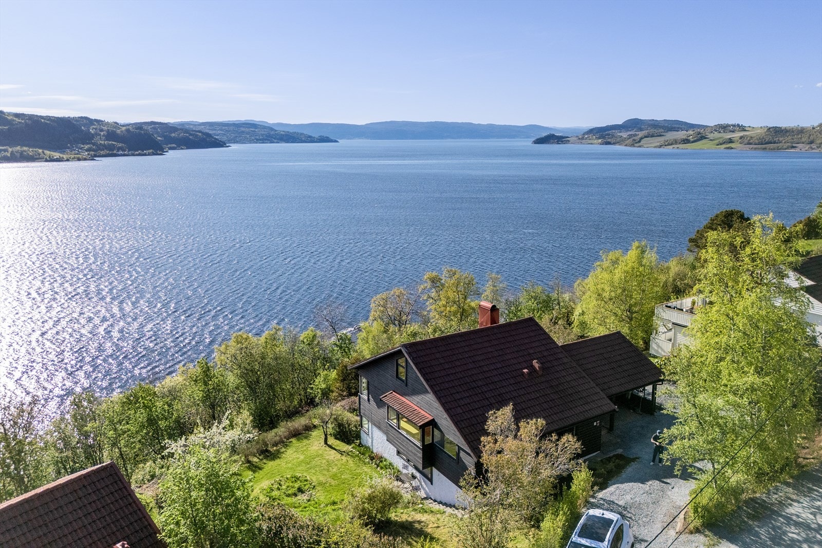Brekkavegen 33 ligger meget godt til i første rekke mot fjorden Galleribilde