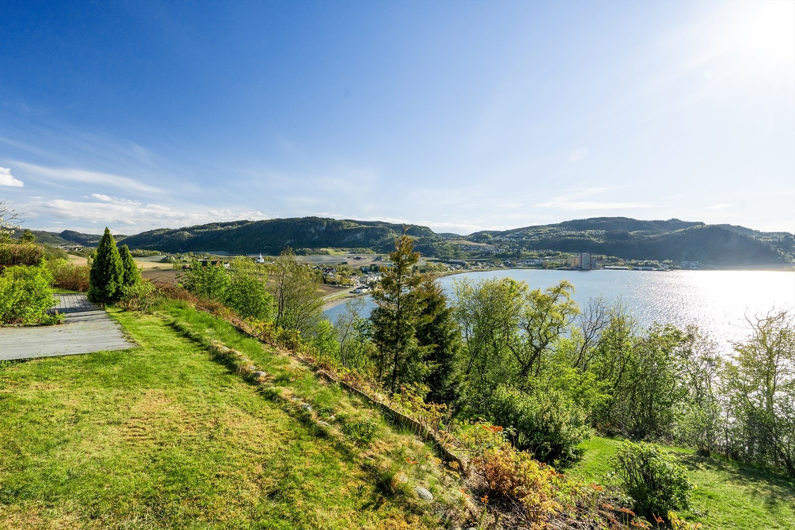 Her man bor skjermet og privat, uten naboer mellom eiendommen og fjorden Galleribilde