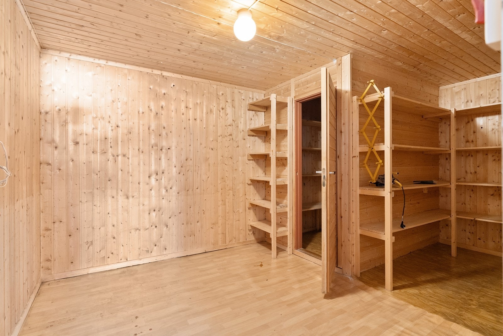 I kjelleren er det gang/bodareal på ca 25 kvm Galleribilde