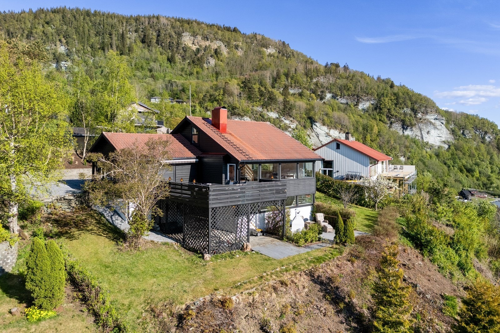 Dette er et estetisk fint, arkitekttegnet hus med god planløsning Galleribilde