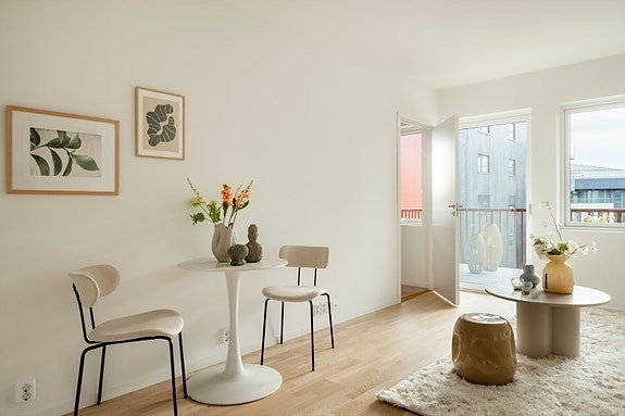Fra stuen har man dør inn til soverom 2 og terrasse. Galleribilde