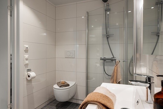 Badet er helfliset og moderne Galleribilde