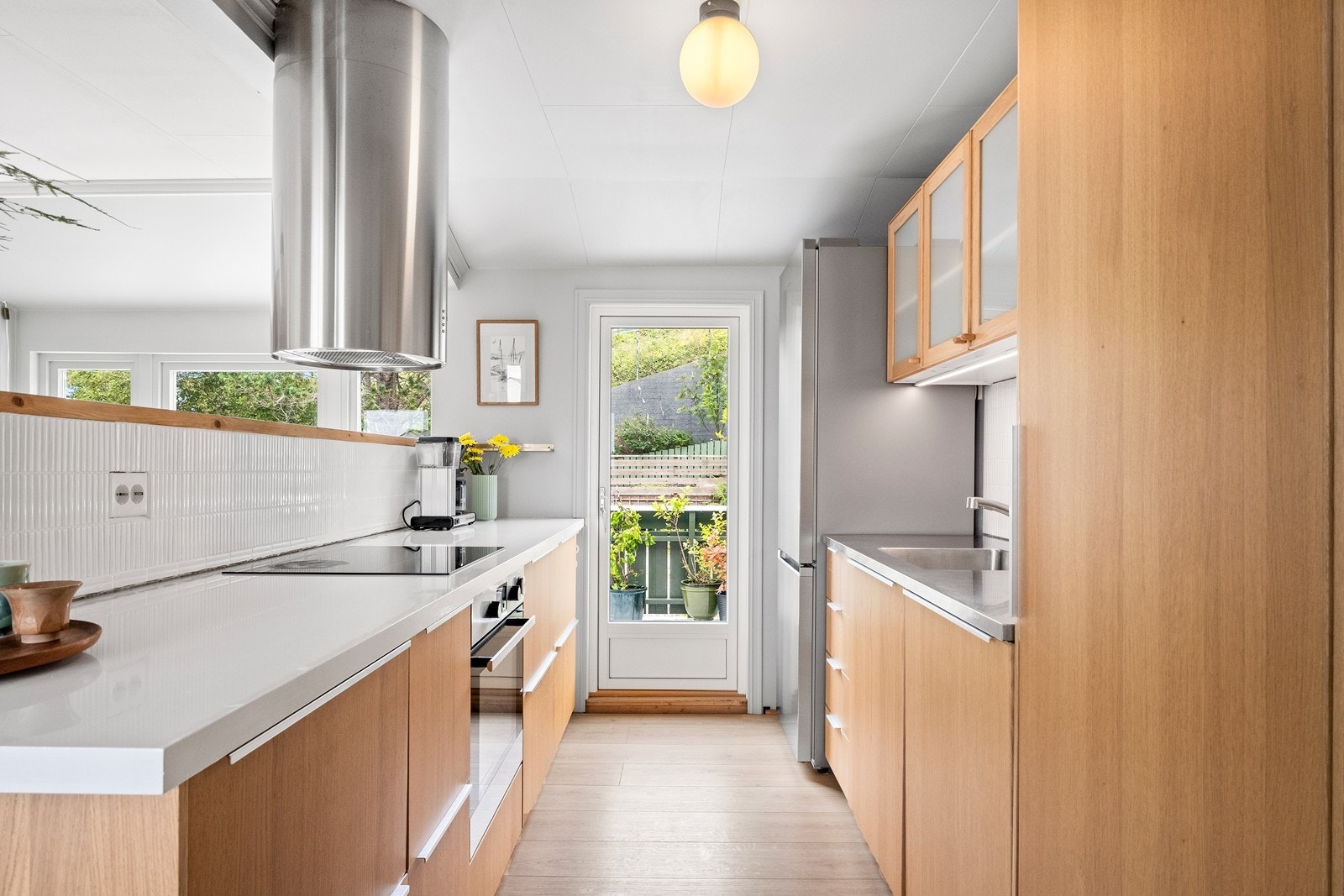 Kjøkken med praktisk halvvegg mot stue/ spisestue, og utgang til veranda. Galleribilde