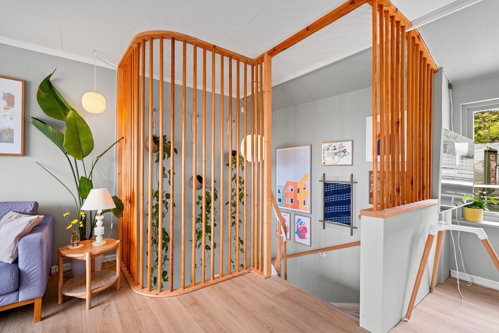 Trappen fra 2. etg. tar deg rett inn i stue/ kjøkken Galleribilde