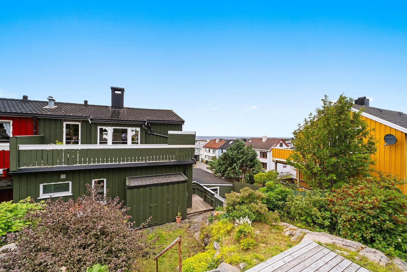 Det er også opparbeidet markterrasse i hageområdet, med flott utsikt mot havet Galleribilde