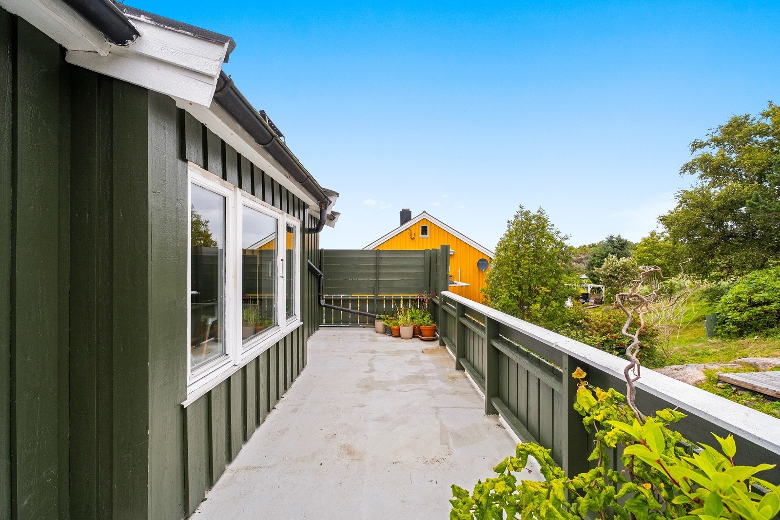 Verandaen er stor og romslig, og ligger skjermet mot hageområdet Galleribilde