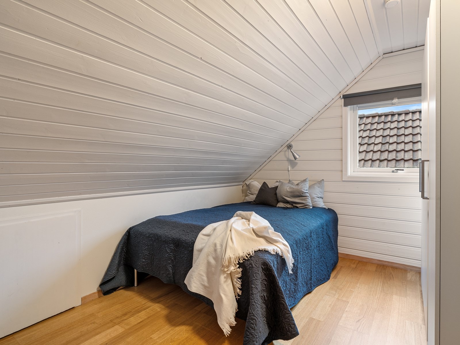 Soverom på loftet med plass til seng og oppbevaring. Galleribilde