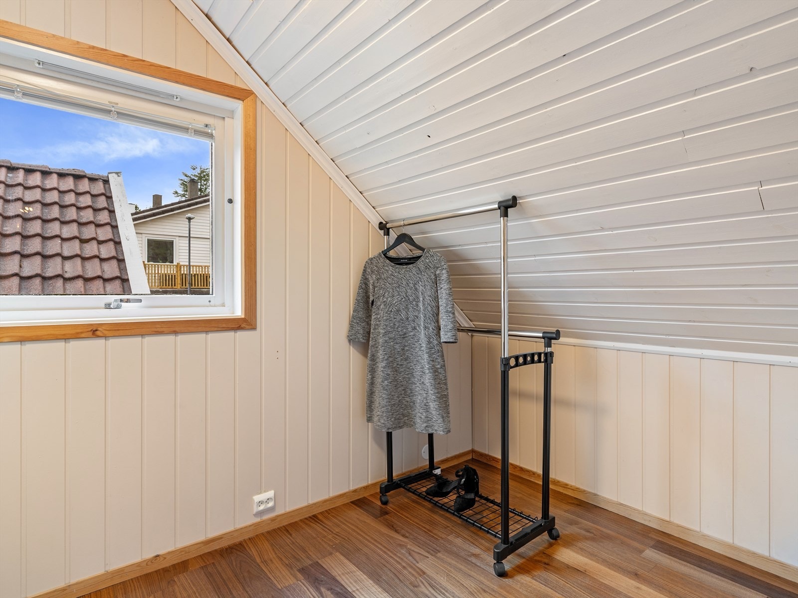 Loftet har også bod/kontor. Opprinnelig tenkt som et ekstra bad Galleribilde