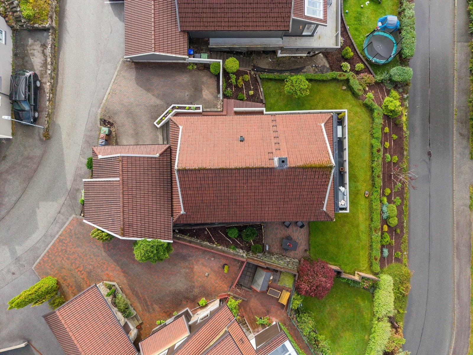 Dobbelgarasje på 34 m² med elektrisk portåpner, bygget i 1996. Galleribilde