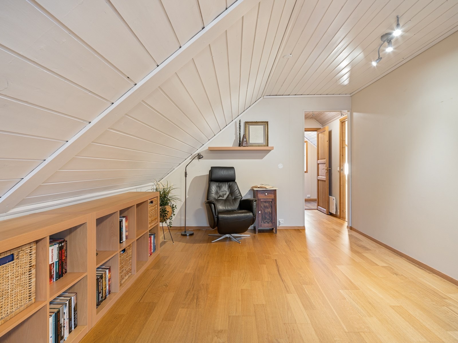 Parkett på gulv og trepanel i taket gir en lun karakter til loftsetasjen. Galleribilde
