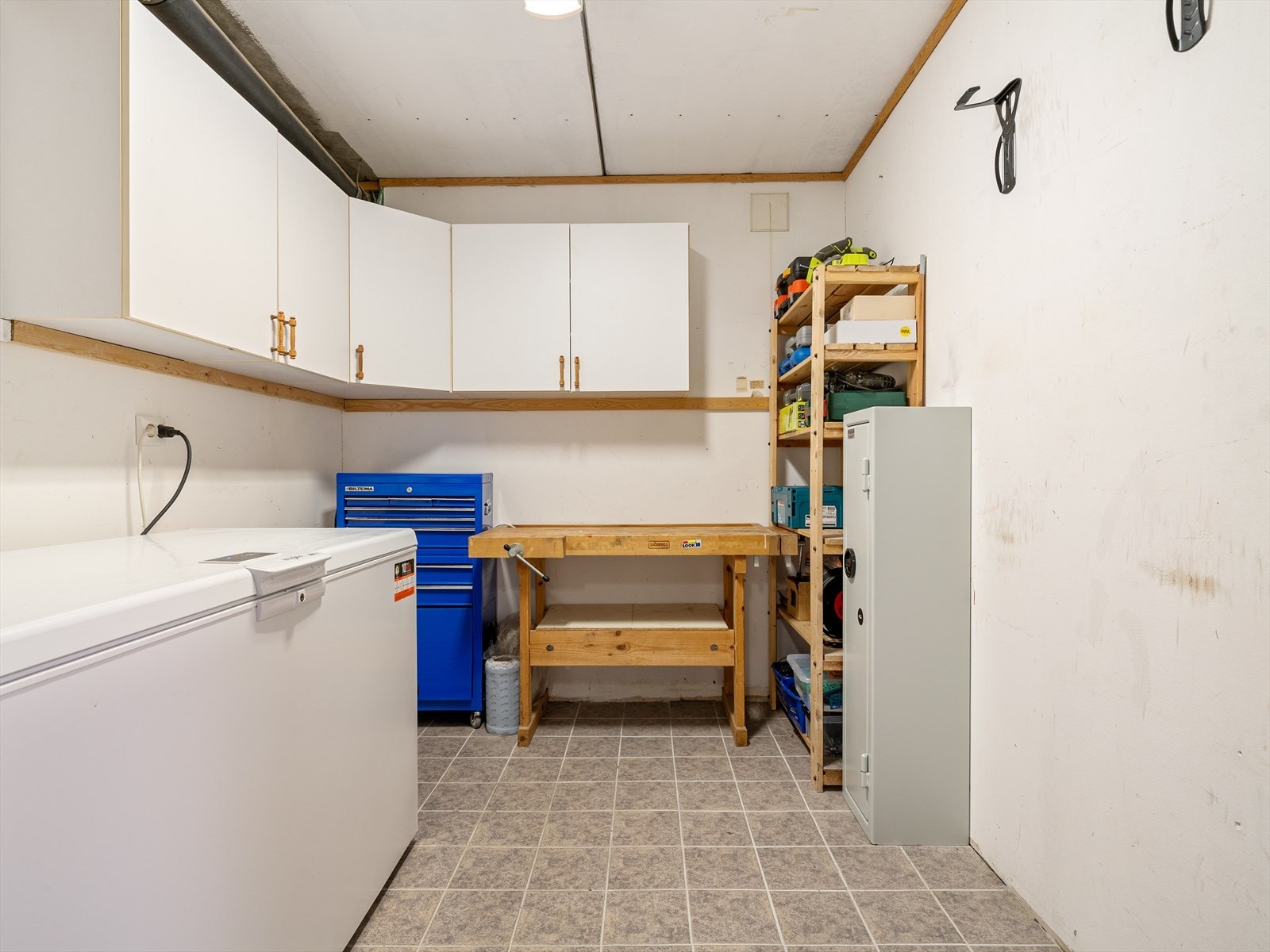 Romslig bod med god plass til verktøy og oppbevaring. Galleribilde