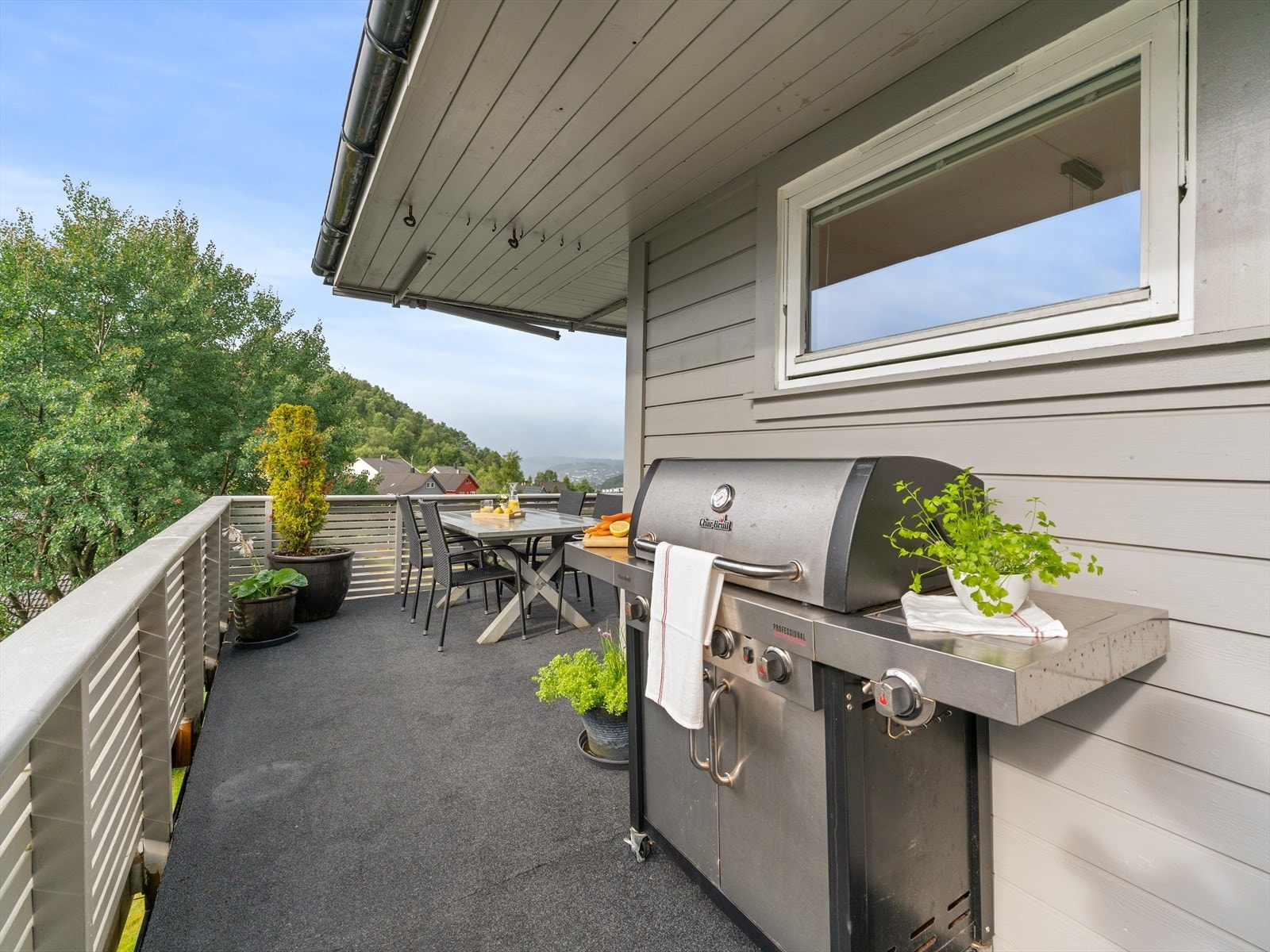 Terrassen er et fint sted for grilling og lange sommerkvelder. Galleribilde