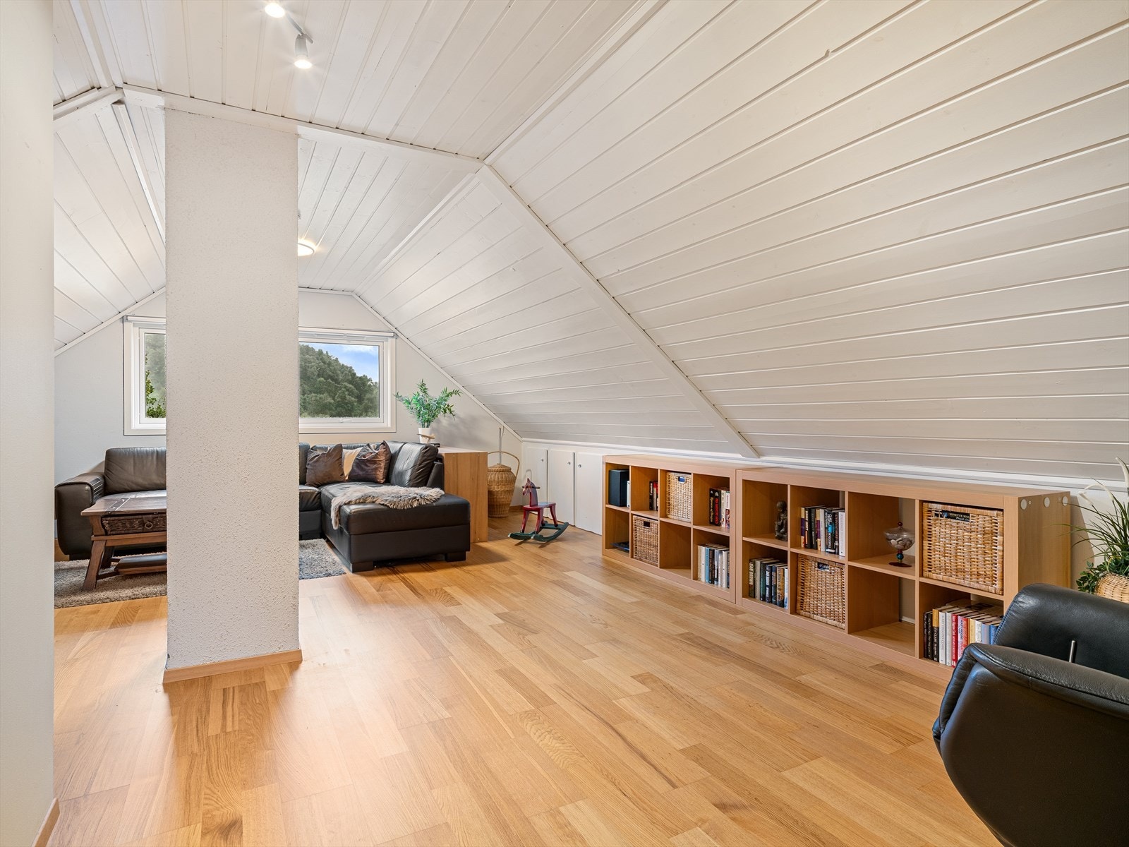 Loftstuen er et allsidig rom med god plass til sofagruppe og oppbevaring. Galleribilde
