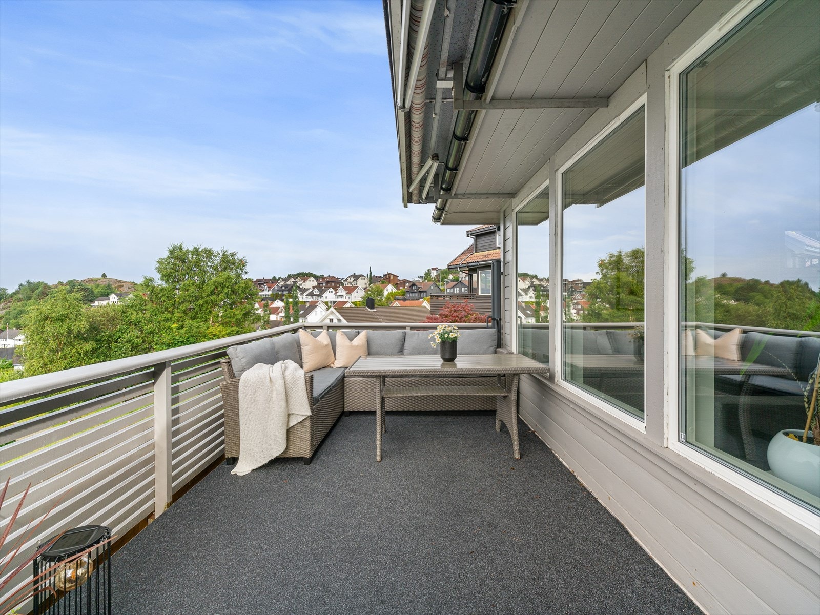 Her er det god plass til en romslig sittegruppe for sosiale anledninger. Galleribilde