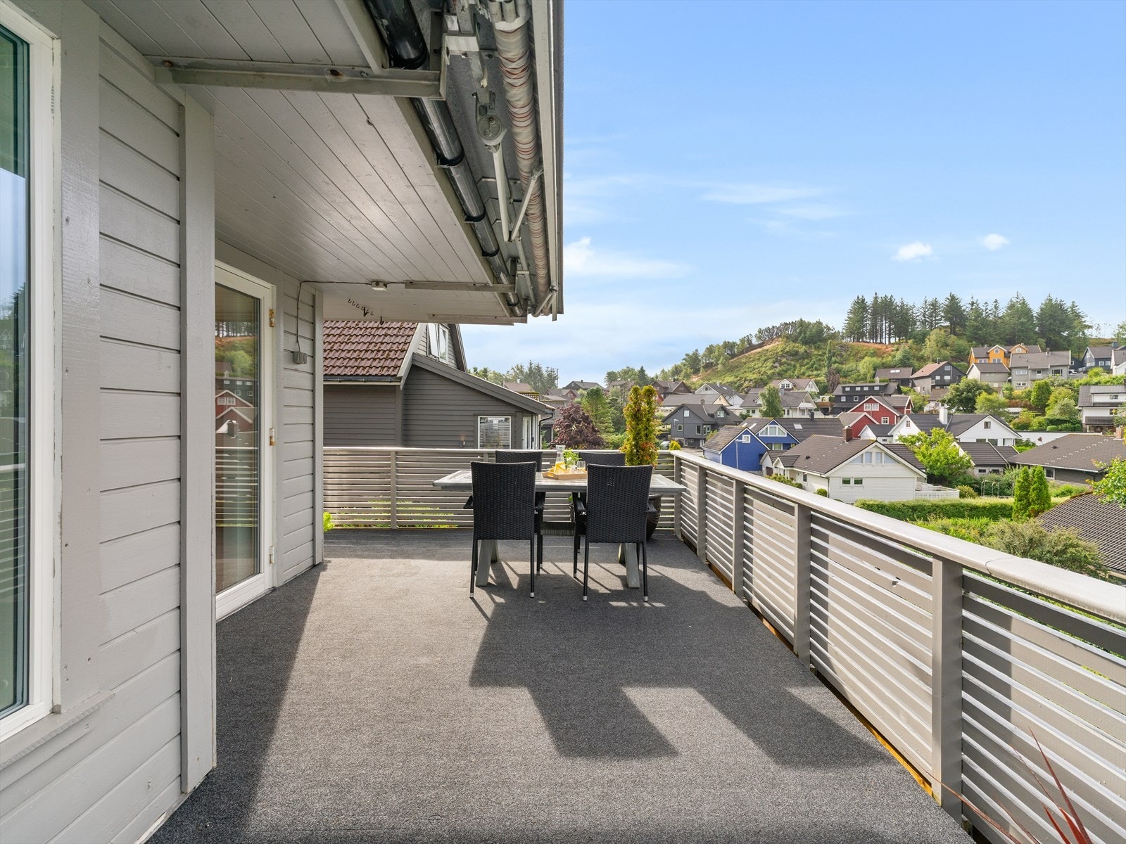 Terrassen strekker seg langs store deler av fasaden og gir gode sol- og utsiktsforhold. Galleribilde